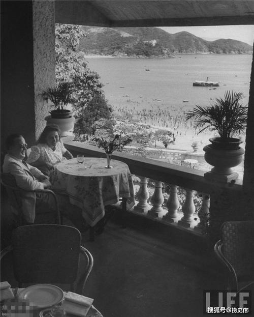 1948年香港,李济深坐在家里,夜总会表演汽车压人