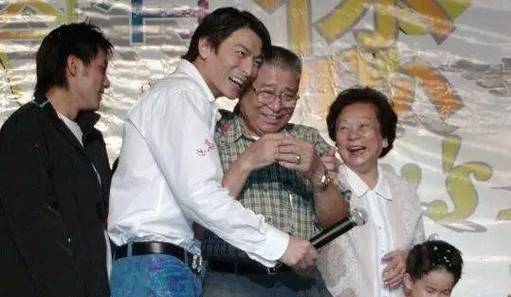 刘德华89岁父亲去世,曾患膀胱癌,3年前买千万豪宅_华仔_刘礼_父母